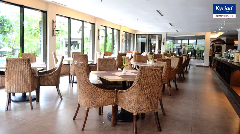 بادانج Kyriad Hotel Bumiminang المطعم الصورة